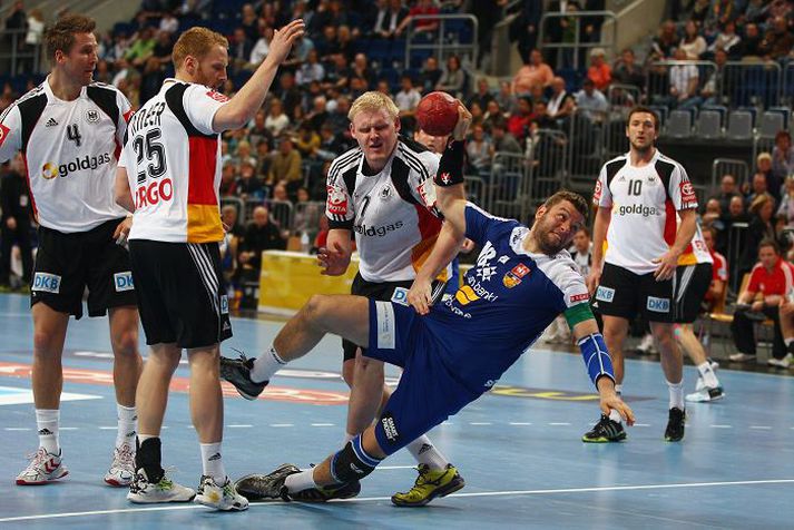 Róbert Gunnarsson bar fyrirliðabandið í fyrsta skipti fyrir Ísland í gær og það á vellinum þar sem hann spilar fyrir lið sitt, Rhein-Neckar Löwen.nordic photos/bongarts