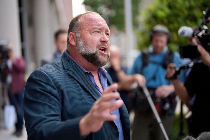 Alex Jones, fyrrverandi eigandi InfoWars segist ætla að halda áfram að framleiða efni á netinu.