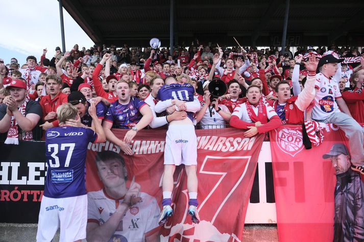 Þórsarar fagna með stuðningsmönnum sínum eftir sigurinn á Þrótturum í lokaumferð Lengjudeildarinnar í fyrra. Með sigrinum tryggði Þór sér sæti í Bestu deildinni eftir langa fjarveru.