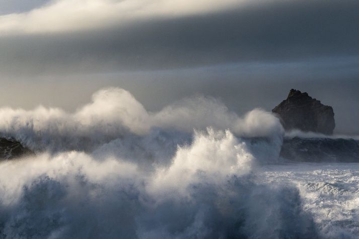 Gular viðvaranir eru í gildi á Breiðafirði, Vestfjörðum, Ströndum og Norðurlandi vestra og Miðhálendi í dag. 