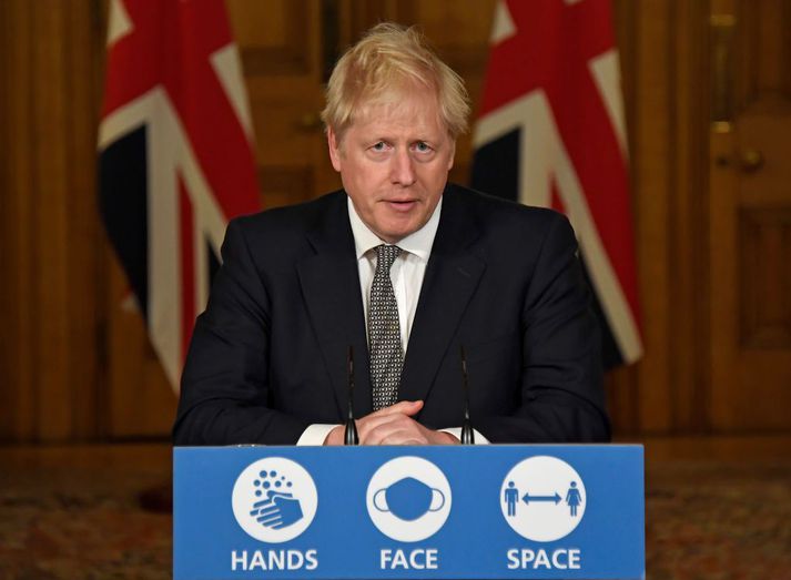 Boris Johnson, forsætisráðherra Bretlands, kynnti hertar sóttvarnaaðgerðir um helgina.