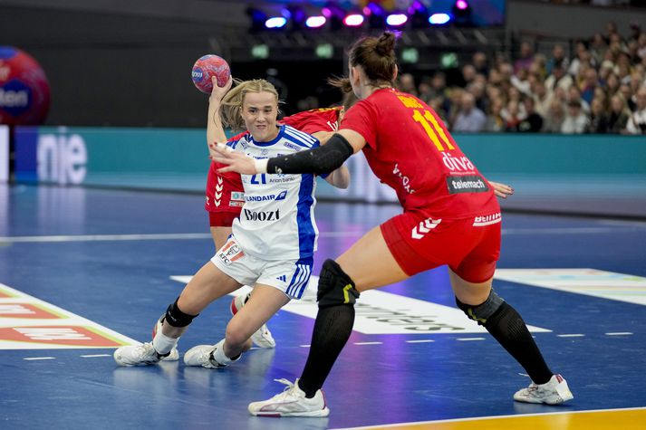 Sandra Erlingsdóttir sækir að svartfellsku vörninni.