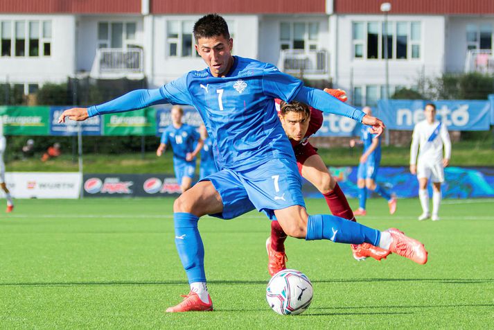 Mikael Egill Ellertsson í leik með U-21 árs landsliðinu.