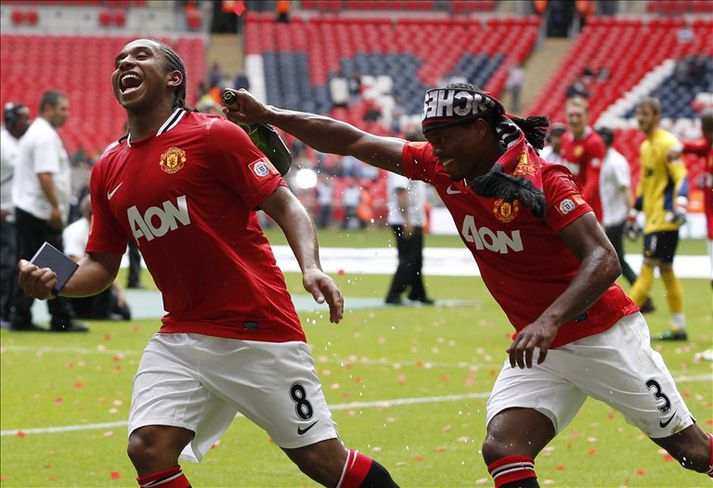Evra og Anderson fagna sigrinum á Man City á Wembley um síðustu helgi.