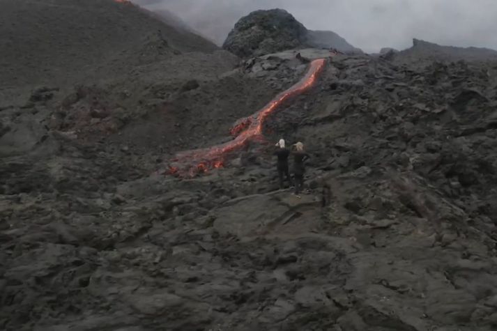 Fólkið fór út á hraunið og gekk ansi nærri flæðandi kvikunni.