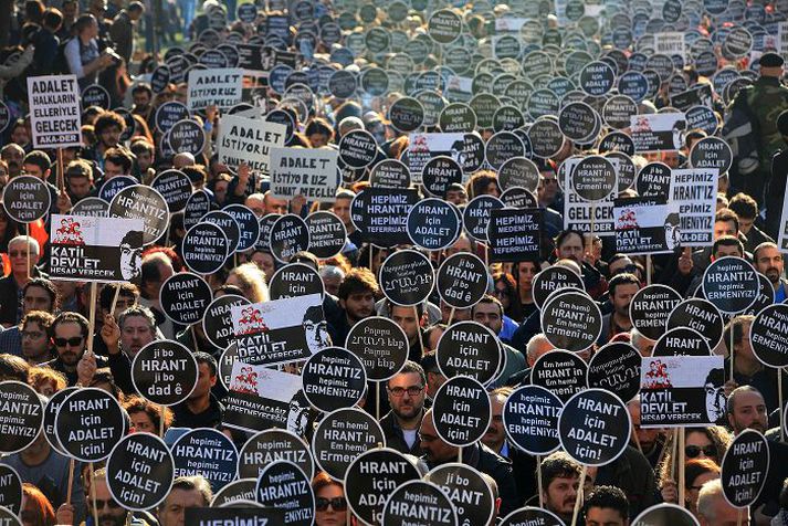 Mannfjöldinn krafðist þess að Hrant Dink fengi uppreisn æru.