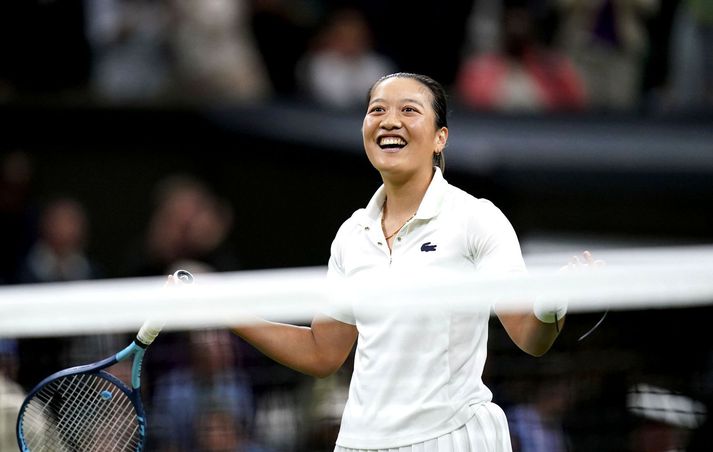 Harmony Tan fagnar hér sigri sínum á Serenu Williams á Wimbledon risamótinu í tennis.