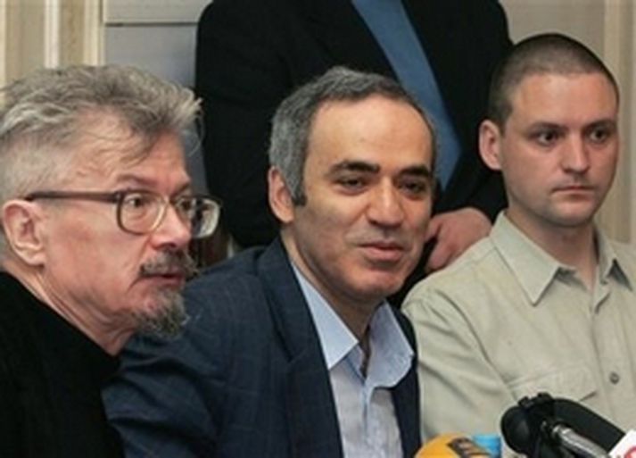 Kasparov á blaðamannafundi eftir að honum og öðrum stjórnarandstæðingum var bannað að fljúga til Samaraborgar þar sem ESB fundaði með Rússlandi í október.