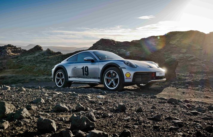 Landsmenn geta kynnt sér Porsche 911 Dakar sportbílinn á glæsilegri bílasýningu hjá Bílabúð Benna á morgun. Þar verða m.a. sýndir fjórir 911 Dakar bílar auk fleiri bíla frá Porsche, Taycan og Cayenne.