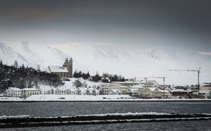 Tveir karlar og ein kona hafa verið úrskurðuð í gæsluvarðhald til 21. apríl næstkomandi vegna hnífstunguárásar í Kjarnaskógi á Akureyri á föstudaginn langa.