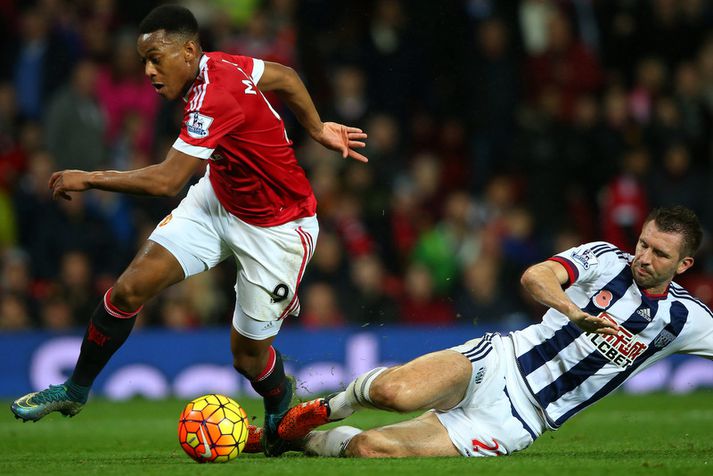 Anthony Martial fiskar vítaspyrnu með hraða sínu sem innsiglaði sigur liðsins gegn WBA.