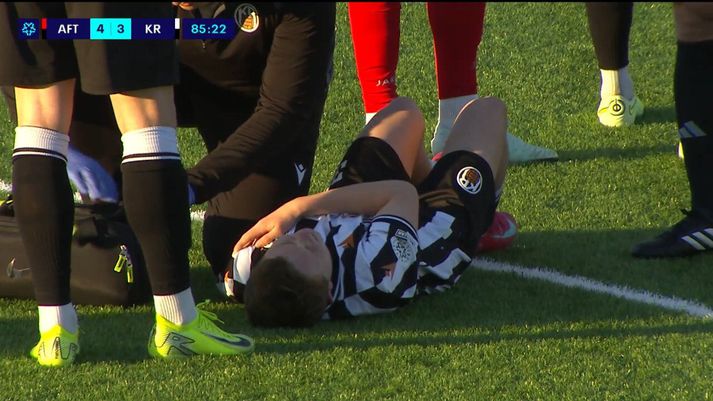 Skjáskot úr útsendingu Stöðvar 2 Sports þar sem Sigurður sást sárþjáður eftir samstuðið. 