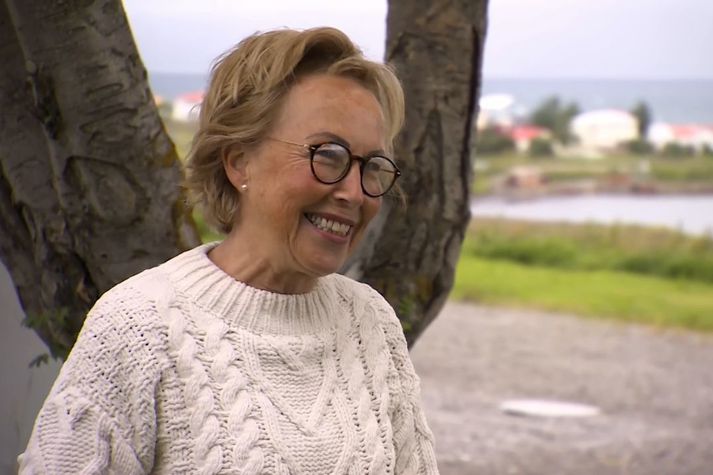 Svanfríður Ingvadóttir, gistihússeigandi að Selá á Árskógsströnd. Fjær sést í Hauganes.