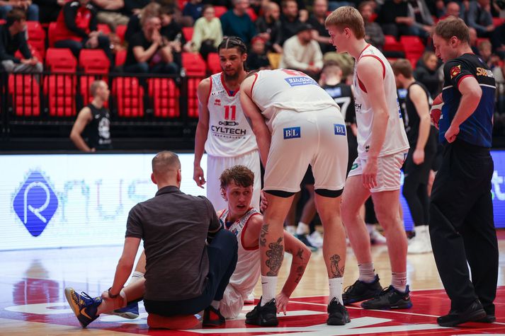 Hilmar Snær lenti heldur illa eftir að brotið var á honum þegar hann tróð boltanum með tilþrifum.