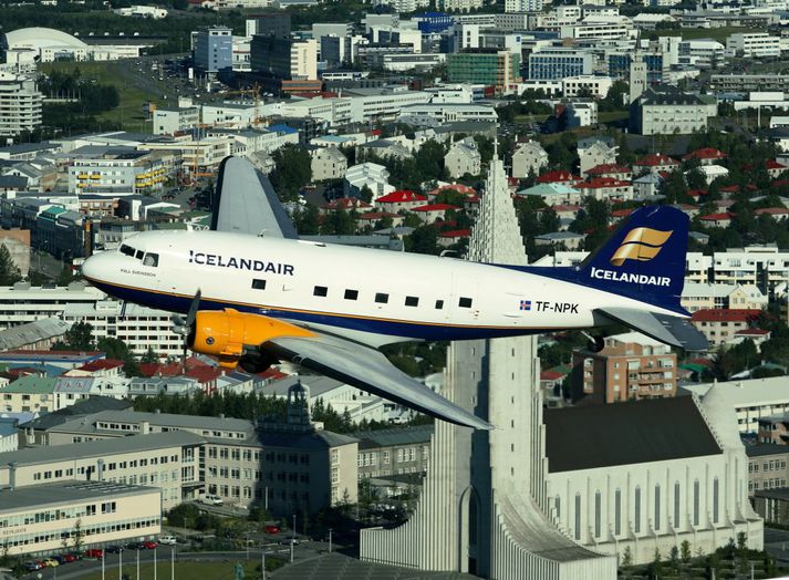 DC-3, Páll Sveinsson, á flugi yfir Reykjavík.