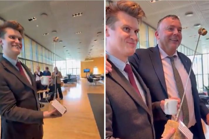 Jóhann Páll með listaverkið sem Jón Pétur bjó til sjálfur, með áföstum tappa auðvitað. 