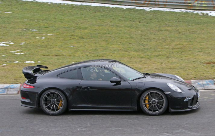 Porsche 911 GT3 á Nürburgring brautinni um daginn.