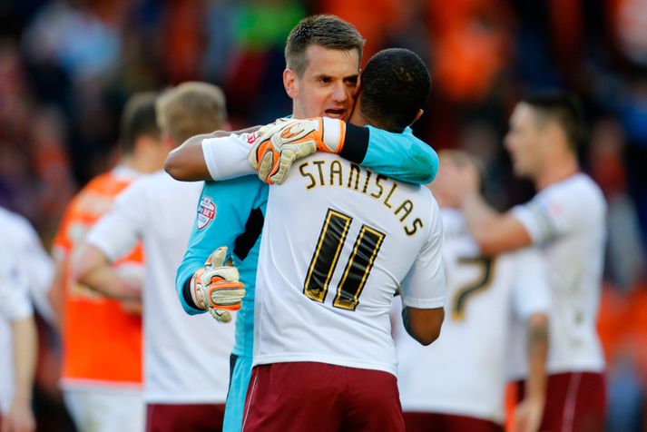 Leikmenn Burnley fagna sigrinum á Blackpool í dag.