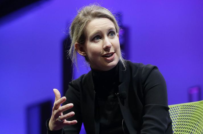 Elizabeth Holmes tókst að laða að fjölda fjárfesta og áhrifamenn í stjórn Theranos áður en upplýst var um að fyrirtækið væri spilaborg.