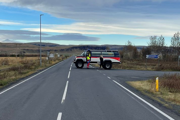 Björgunarsveitarfólk við lokun vegarins rétt austur af Kirkjubæjarklaustri.