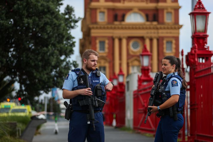 Vopnaðir lögreglumenn sjást hér rétt hjá stupningsmannasvæðnu í Auckland í Nýja Sjálandi.