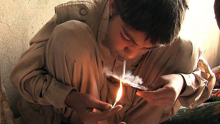 Heimildarmyndin Addicted in Afganistan fjallar um fimmtán ára drengi sem eru háðir heróíni.