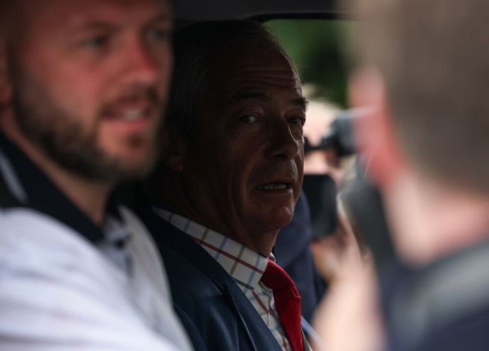 Nigel Farage (t.h.) er leiðtogi Umbótaflokksins sem hefur mælst stærsti flokkur landsins í skoðanakönnunum undanfarin misseri. Hann virðist hafa fjármagnað lífsstíl sinn með framlögum frá auðkýfingum undanfarin ár.