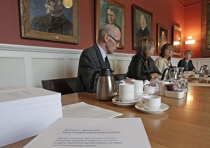 Kynningarfund vegna skýrslu vinnuhópsins sátu Helgi Bernódusson, skrifstofustjóri Alþingis, Ásta R. Jóhannesdóttir þingforseti, Bryndís Hlöðversdóttir, formaður hópsins, Ásmundur Helgason, starfsmaður hópsins, og Ragnhildur Helgadóttir prófessor.fréttablaðið/vilhelm