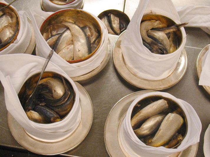 Surströmming þykir lykta frekar illa þó að margir álíti hann herramannsmat.