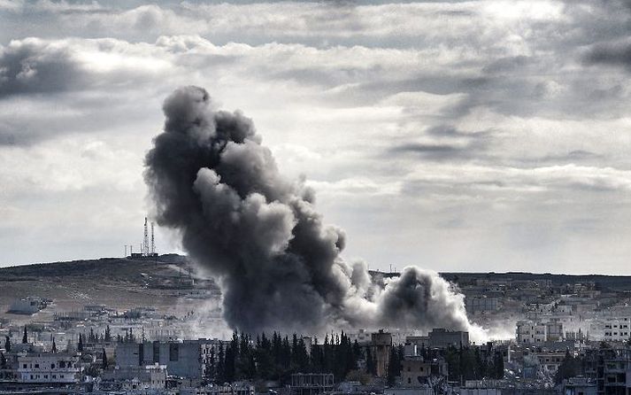 Kúrdabærinn Kobani í Sýrlandi, rétt sunnan landamæra Tyrklands, hefur verið í hers höndum vikum saman. Fámennur hópur heimamanna hefur varist árásum vígasveitanna.