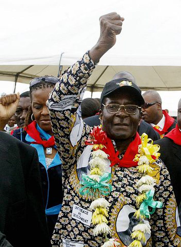 Robert Mugabe forseti landsins fagnar 83 ára afmæli sínu og 27 ára sjálfstæði landsins fyrr á árinu. Mugabe er gagnrýndur fyrir arfaslaka efnahagsstjórn sem hafi skilað sér í heimsins mestu verðbólgu í Simbabve.
