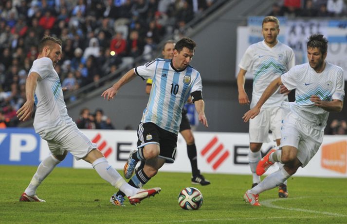 Lionel Messi á ferðinni gegn Slóveníu í kvöld.