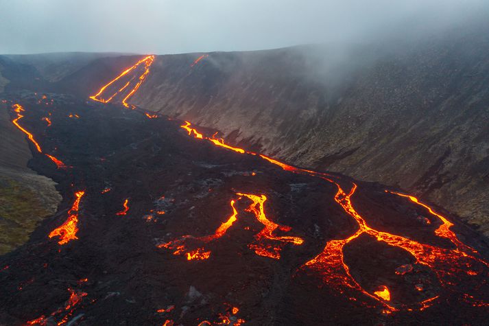 Ekki er mælt með því að fólk vappi um á hrauninu.