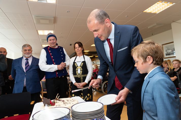 Guðni Th. Jóhannesson fær sér kökusneið þegar afmæli þeirra Íslendinga sem urðu 100 ára í fyrra var fagnað á Hrafnistu.