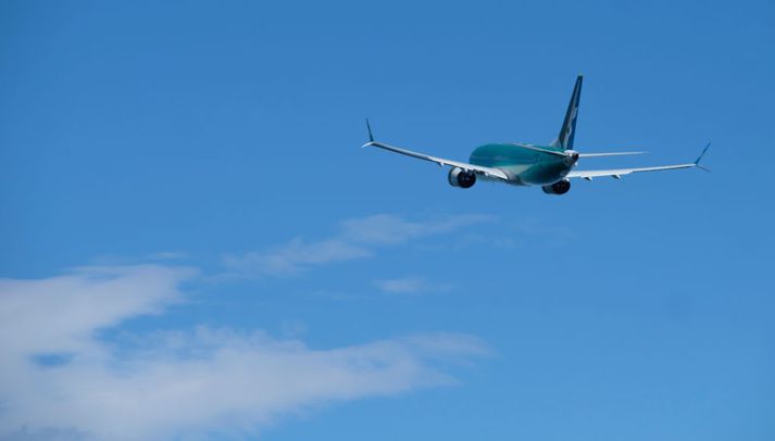 Þrátt fyrir viðtæka kyrrsetningu heldur Boeing áfram að prófa 737 MAX-vélar sínar. Hér má sjá eina 8-þotu taka á loft frá flugvelli skammt frá höfuðstöðvum Boeing í Renton í Washingtonríki á föstudag.