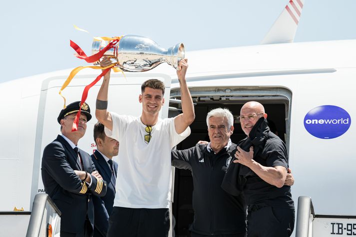 Álvaro Morata heldur á Evrópumeistarabikarnum við komuna til Spánar.