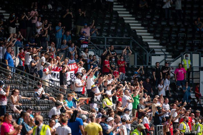 Þau sem hafa áhuga á að sjá leiki ensku úrvalsdeildarinnar mega reikna með því að þurfa sýna fram á að þau séu bólusett eða nýlega staðfestingu á að þau séu ekki með Covid-19.