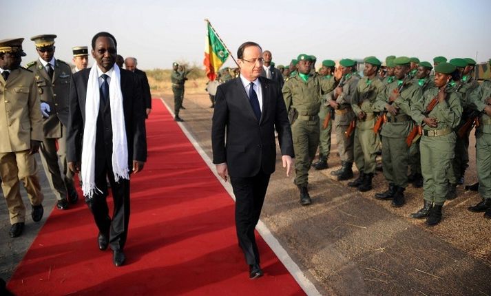Hollande ásamt gestgjafa sínum skömmu eftir komuna til Malí.