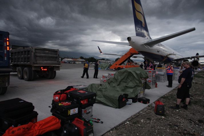 Björgunarsveitin lenti á flugvellinum í Port au Prince.