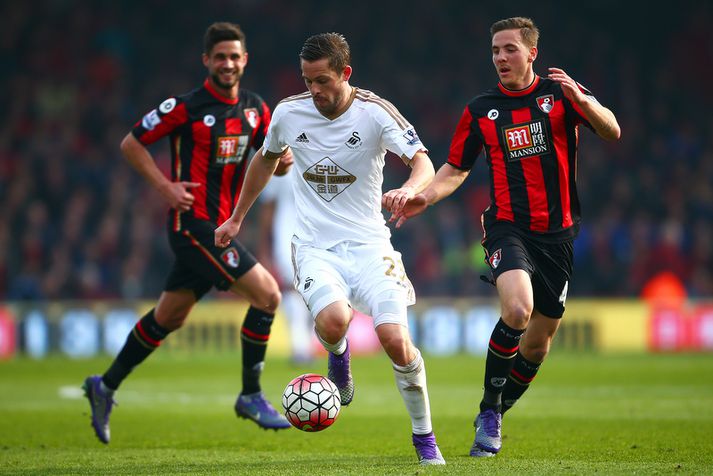 Gylfi með boltann í leik gegn Bournemouth þar sem hann skoraði auðvitað.