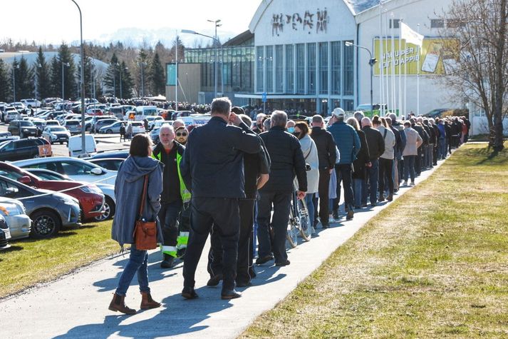 Það er heldur betur straumur af fólki í bólusetningu í Laugardalshöll í dag. Þessi mynd var tekin um klukkan tíu. Reiknað er með að um 30 þúsund manns fái sprautu í Laugardalshöll í vikunni og tíu þúsund til viðbótar á landsbyggðinni.