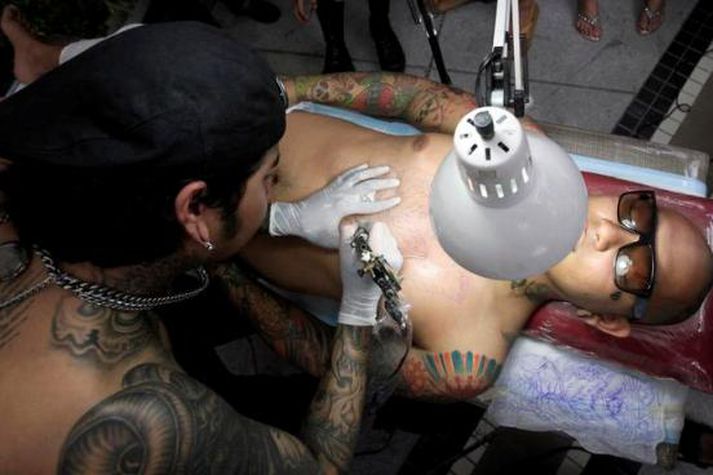 Húðflúrarar verða beðnir að nota ekki heilög trúartákn við húðflúrun ferðamanna.