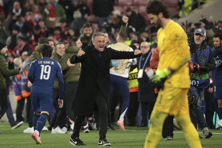 Luis Enrique fagnar sigrinum á Liverpool á Anfield fyrir ári síðan en Paris Saint-Germain fór þá áfram eftir sigur í vítaspyrnukeppni.