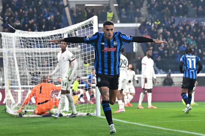 Scamacca fagnar marki sínu í kvöld.