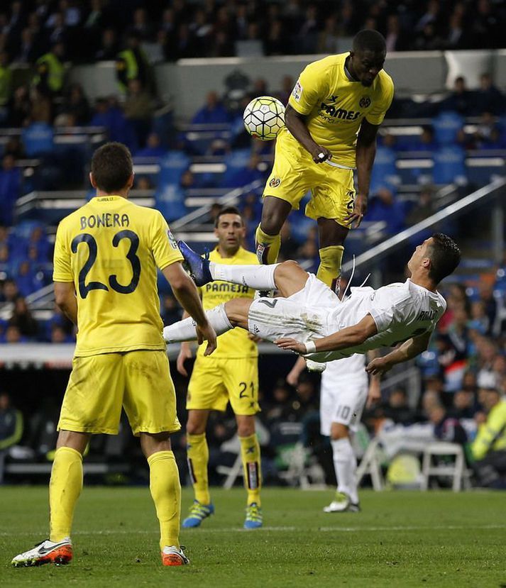 Eric Bailly getur hoppað eins og hann sýnir hér í baráttu við Cristiano Ronaldo.
