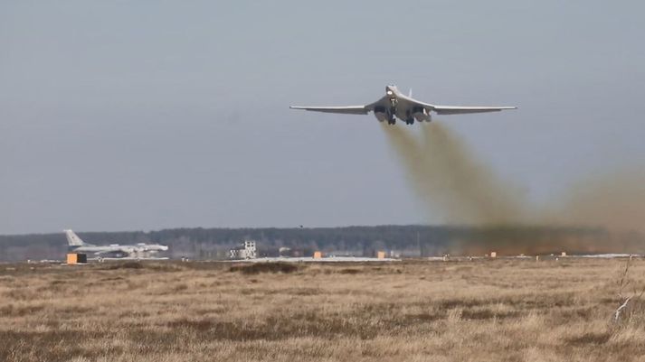 TU-160 sprengjuþota, sem flaug framhjá Íslandi, tekur á loft frá herflugvelli í sunnanverðu Rússlandi í síðustu viku. Til vinstri sést TU-142 bíða eftir að aka í flugtaksstöðu.