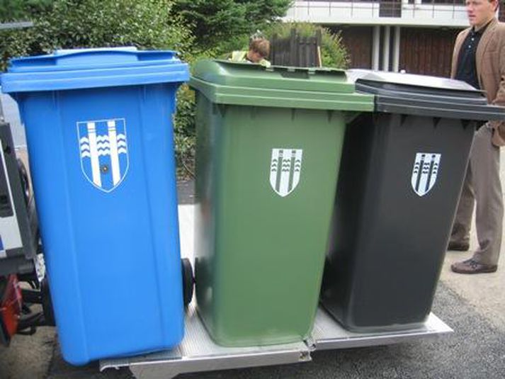 Í svartar tunnur í Reykjavík fer almennt sorp en þó ekki spilliefni, garðaúrgangur og stórir timbur og málmhlutir. Í bláar tunnur í Reykjavík fer pappír og pappi. Þær grænu eru fyrir umhverfisvænan úrgang.