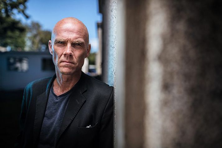 Magnús Jónsson semur lög á kassagítar