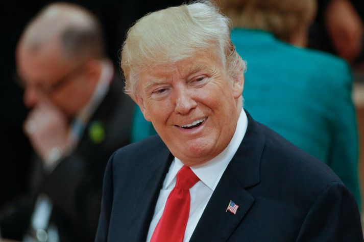 Starfsmenn Hvíta hússins virðast kappkosta við að halda Donald Trump kátum.