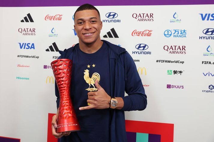 Mbappé hefur í bæði skiptin sem hann hefur verið valinn maður leiksins snúið bikarnum með þessum hætti svo að Budweiser merkið sjáist ekki.